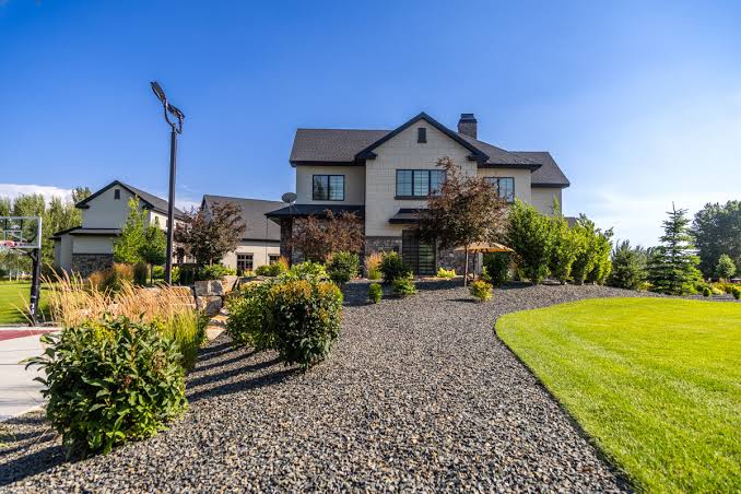 Low-Water Shrubs That Work Well in Xeriscape Front Yards