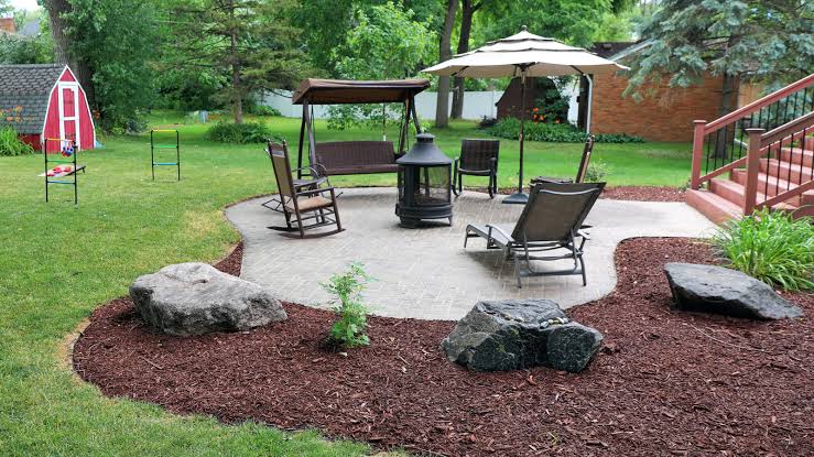 Rock Mulch vs Wood Mulch for Xeriscape Beds